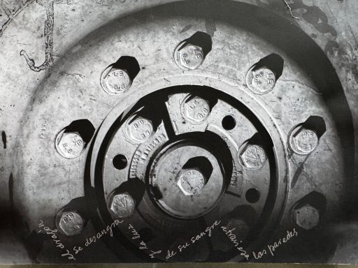 El dragón se desangra y la luz de su sangre atraviesa las paredes